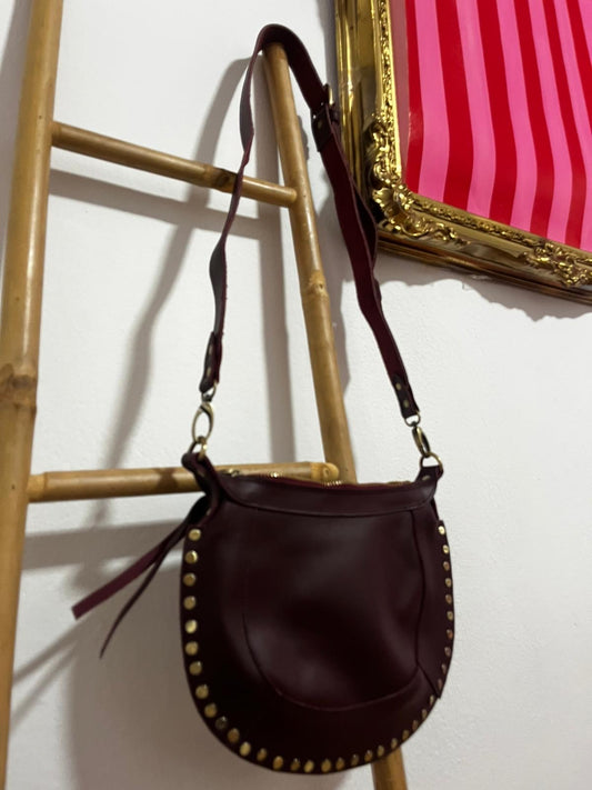 BOLSO BANDOLERA TACHAS (VINO OSCURO)