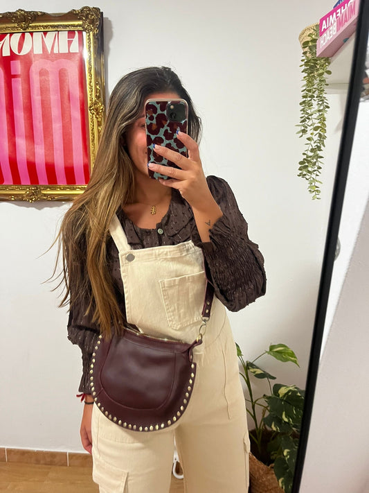 BOLSO BANDOLERA TACHAS (VINO OSCURO)